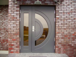 High-security door and a half with bullet-resistant glass