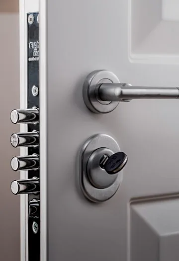 vault-room-door-multipoint-lock-close-up.webp Close-up of a vault room door multi-point locking system